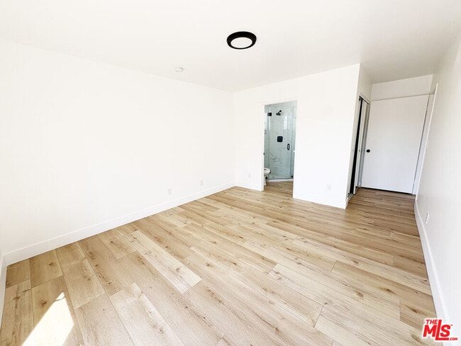 Building Photo - 5440 Carlton Way