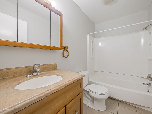 Building Photo - 825 S Grand Ave