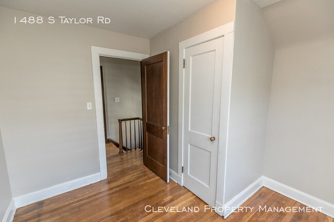 Building Photo - Charming 3 Bedroom Home