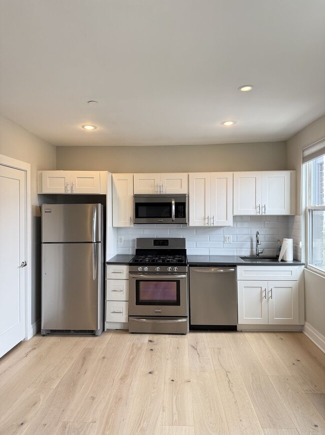 Primary Photo - Bright Top-Floor 1BR Condo in Columbia Hei...