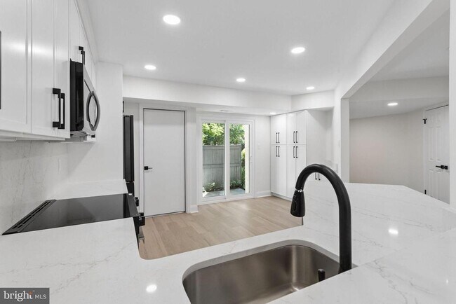 Building Photo - 911 Chanticleer