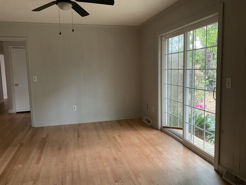 Building Photo - 1395 W Lenevar Dr