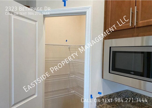 Building Photo - 2323 Bethpage Dr