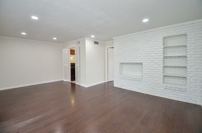 Building Photo - 2121 Fountain View Dr