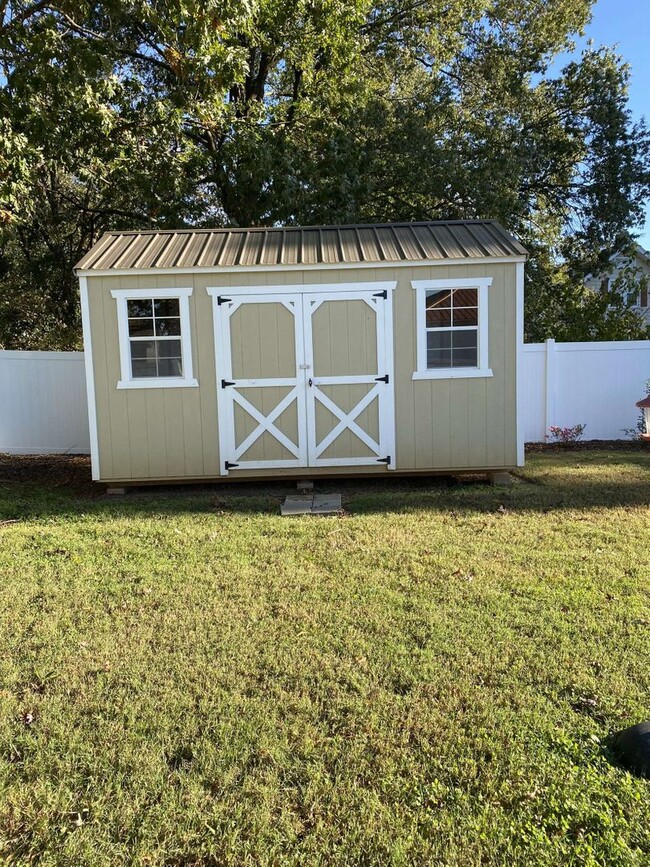 Building Photo - 3 bed, 2 Bath Ranch with Fenced Yard in Aw...