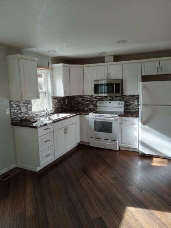 Building Photo - 16737 Lawrence Way