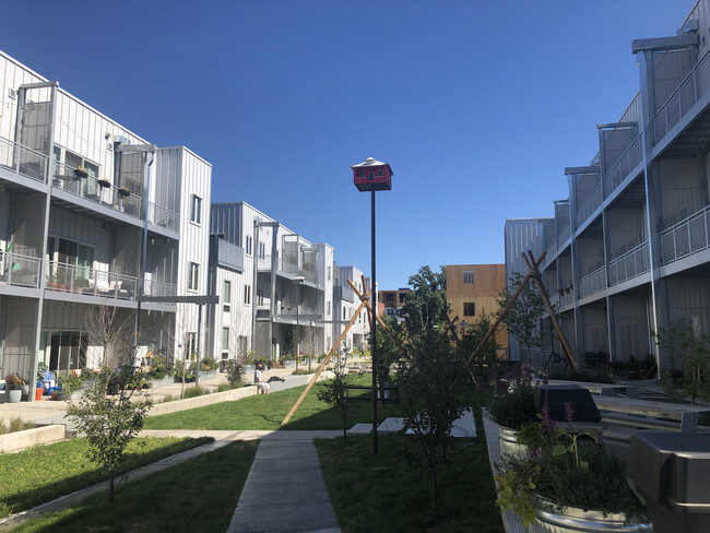 Private courtyard for the complex. Good for hanging out with friends. - 2530 Lawrence St