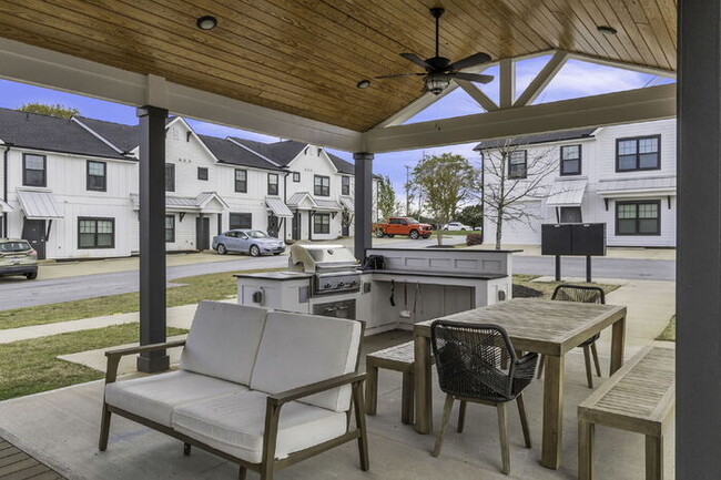 Building Photo - Modern 2BD, 2.5BA Townhouse with Large Loft in Travelers Rest