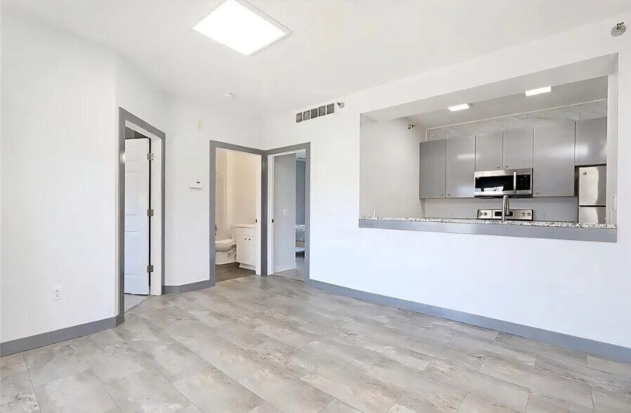 Building Photo - 1760 SE LA Grant Pkwy