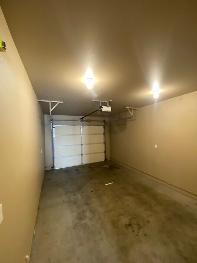 Building Photo - 2100 N Chestnut St