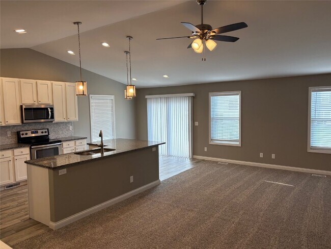 Building Photo - 22 Tennis Ct