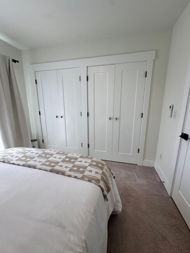 Building Photo - Modern Ballard Townhouse | 3 Beds, 2.5 Bat...