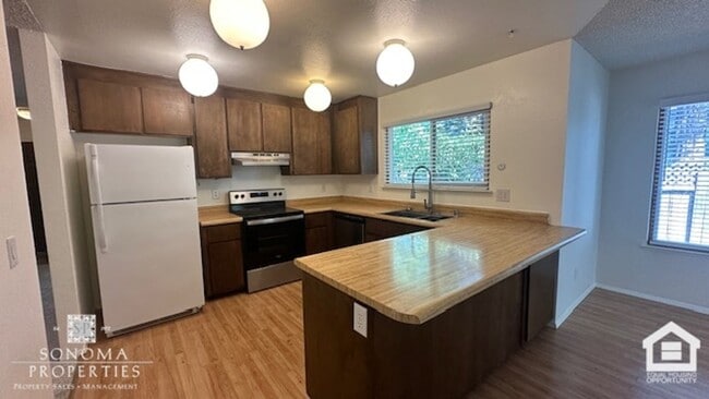 Building Photo - 2-bedroom, 2-bathroom Duplex in Sonoma!