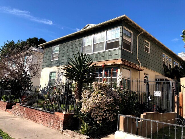 Building Photo - 1 Bed + 1 Bath Second Floor Unit!