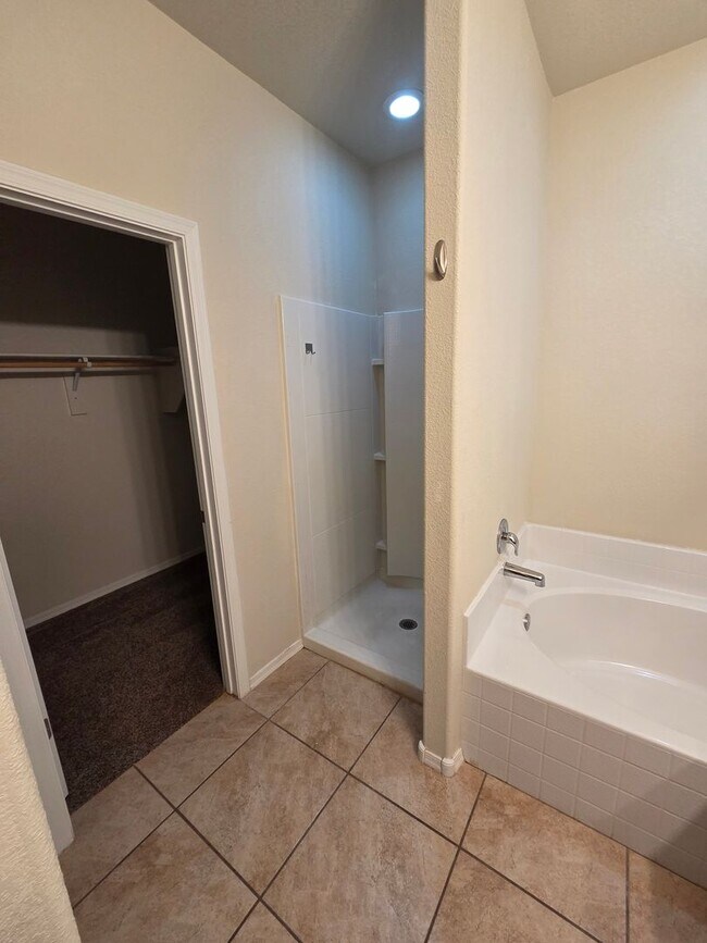 Building Photo - NW 3/BD 2/BA 2/CG Single Story