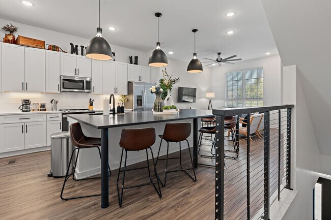 Building Photo - 738 Douglas Ave