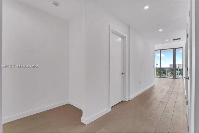 Building Photo - 9201 E Bay Harbor Dr