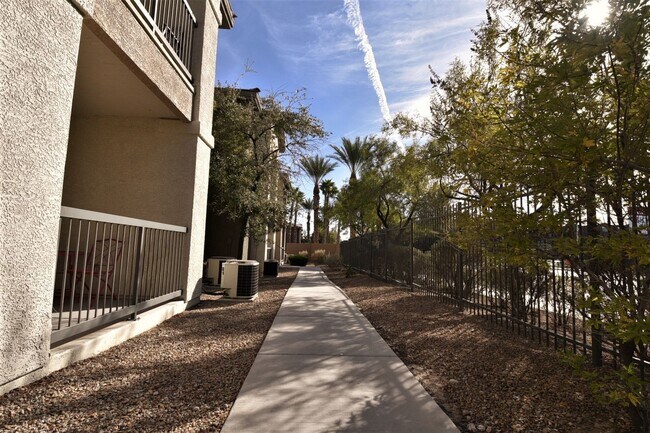 Building Photo - Charming 1 Bedroom Condo close to Durango ...
