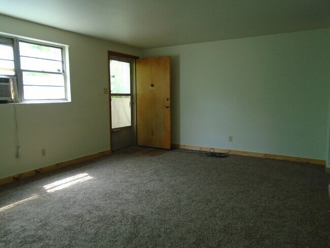 Building Photo - 2110 Elm Ln