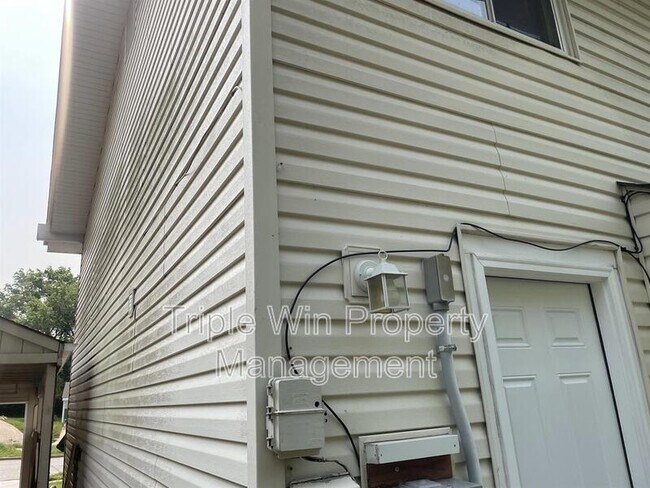 Building Photo - 411 Far Hill Dr