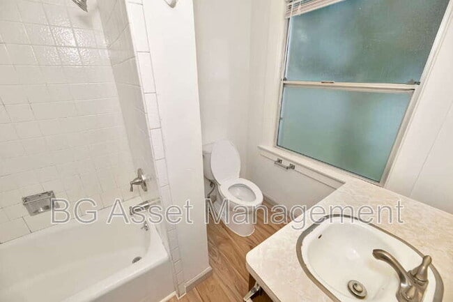 Building Photo - 3808 Lakeshore Ave