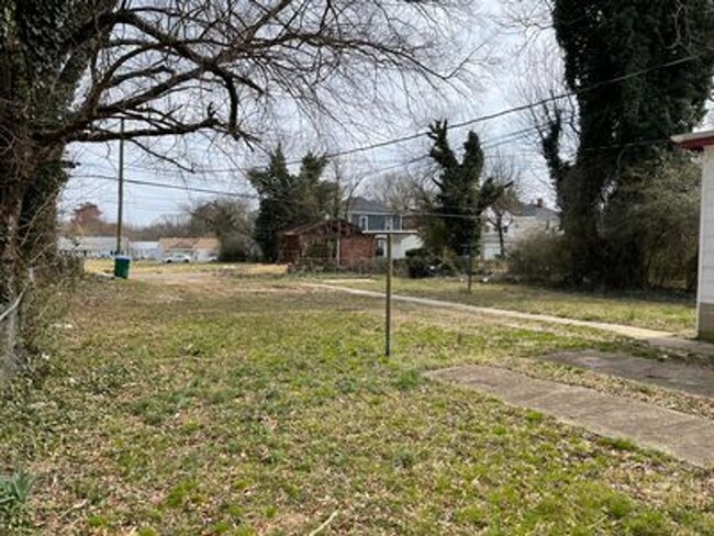 Building Photo - 2 bed big back yard, central ac and heat, ...