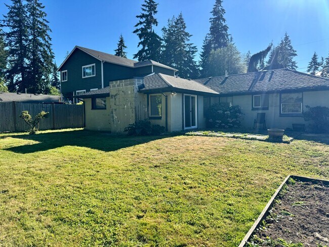 Building Photo - Beautifully Remodeled 4-Bedroom Home with Spacious Backyard in Mountlake Terrace