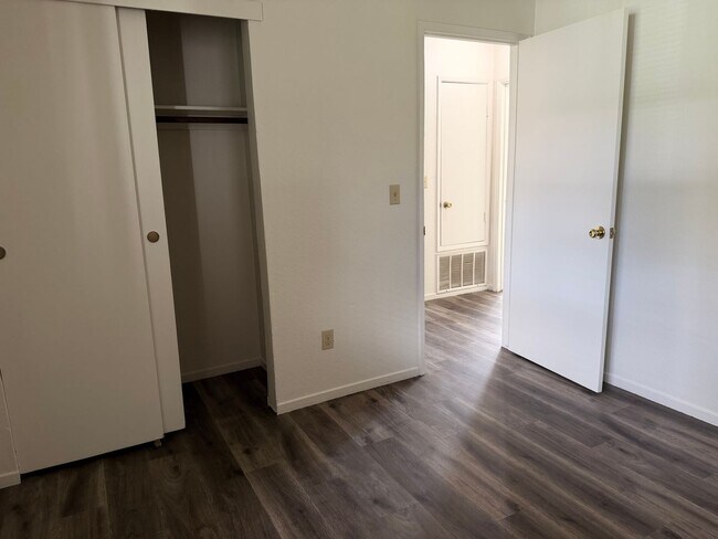 Building Photo - Remodeled 3 bedroom 2 bath house in Citrus Heights HUGE YARD