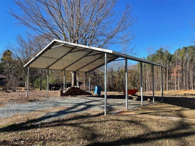 Building Photo - NICE CLEAN COUNTRY HOME, 3 BDRM 1.5 BA $1,400 RENT AND DEPOSIT