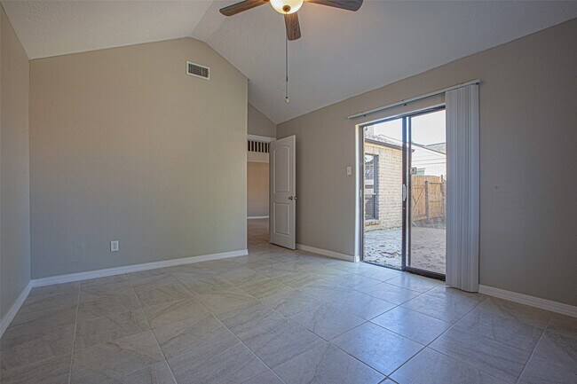 Building Photo - 16042 Bear Hill Dr