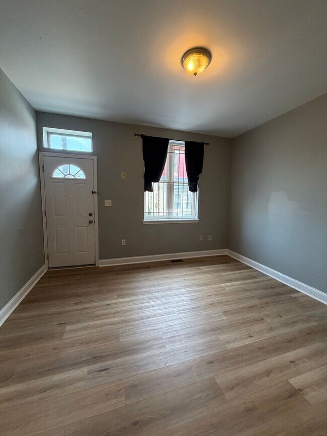 Building Photo - Spacious 3 Bedroom with Washer/Dryer