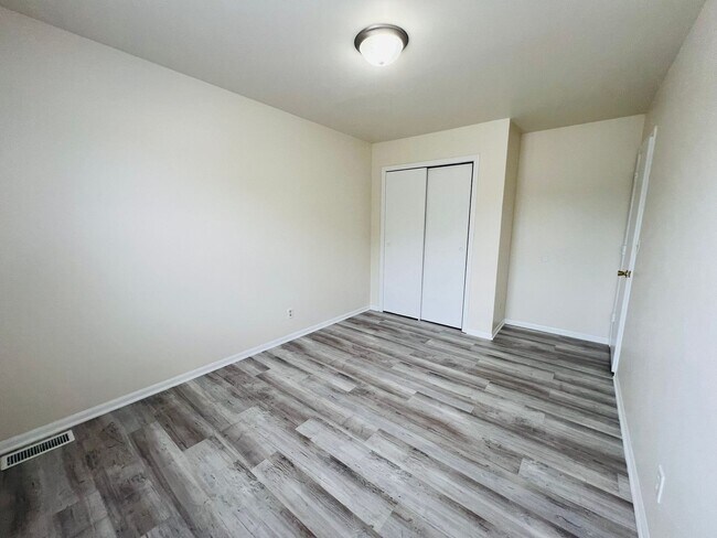 Building Photo - KHR-2711/2713-48-S