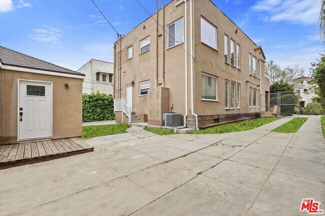 Building Photo - 1235 Stearns Dr