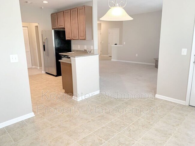 Building Photo - 910 Westwood Village Way