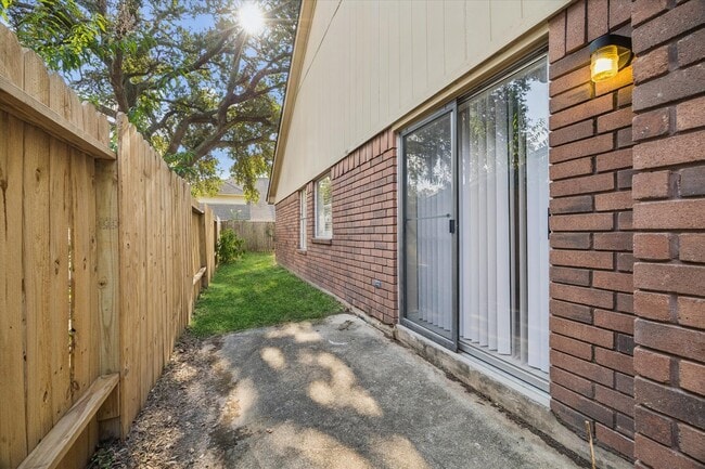 Building Photo - 5715 S Magazine Cir