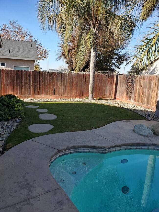 Building Photo - 1566 Persimmon St