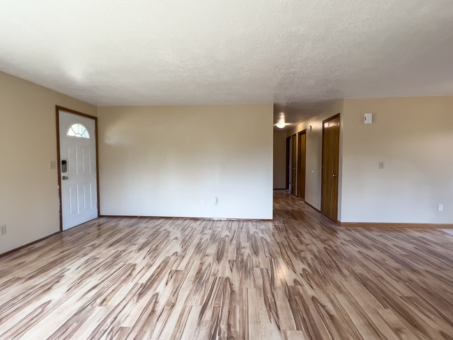 Building Photo - Spacious 3 Bedroom 1 Bath Ranch House  in Milwaukie! Washer and Dryer Included!