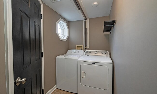 Building Photo - 2 Bedroom Home