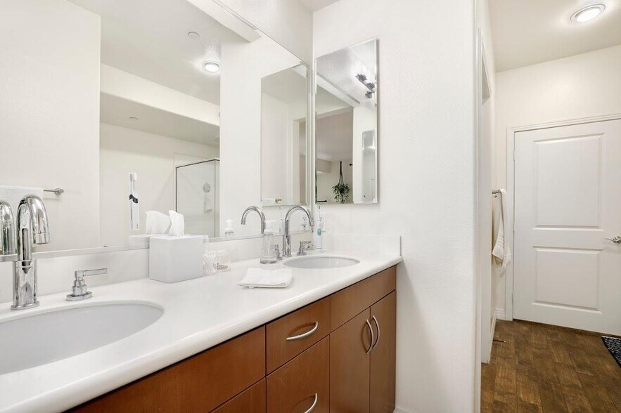 Building Photo - 7100 Playa Vista Dr