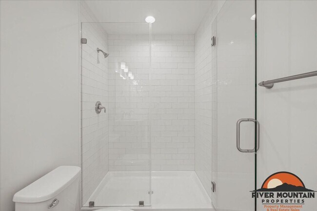 Building Photo - Well-Located Townhome with Private Off-Street Parking