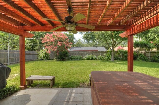 Building Photo - 9638 Meadowglen Ln