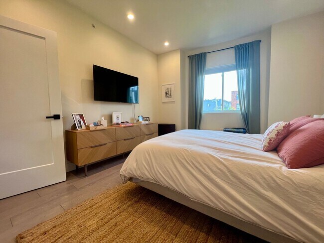 Building Photo - Gorgeous 3-Bedroom (or 2BR + Office) Townhome in the Heart of Northern Liberties! Available July ...