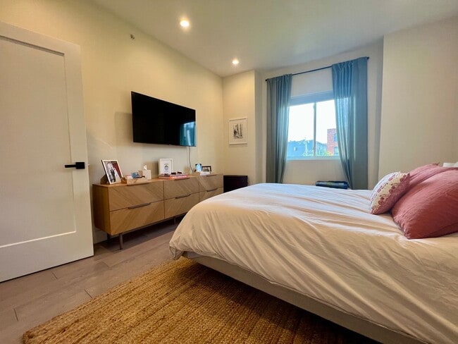 Building Photo - Gorgeous 3-Bedroom Townhome in the Heart of Northern Liberties! Available July 1st!