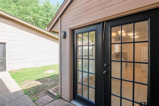 Building Photo - 5825 Hollytree Dr