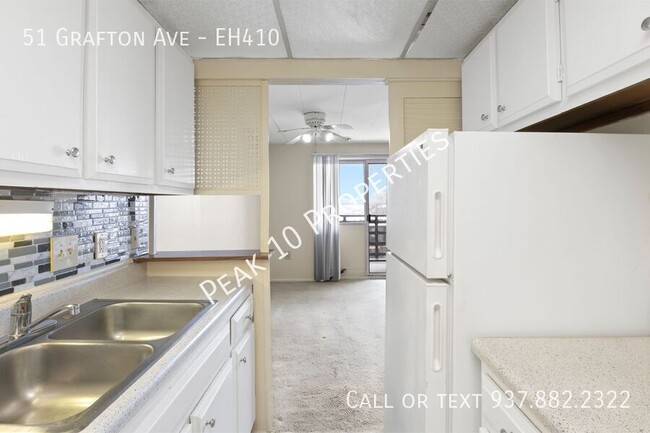 Building Photo - Beautiful 2 bedroom, secured entry, close ...