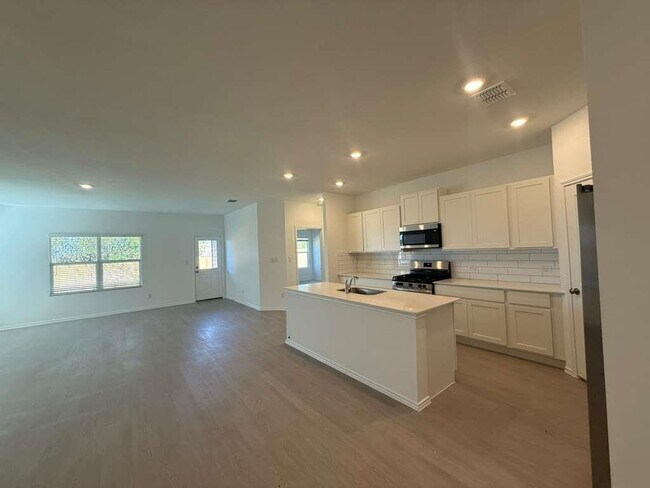 Building Photo - 577 Sormonne Lp