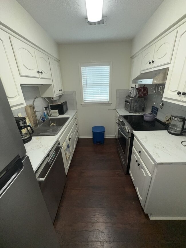 Building Photo - r1423a