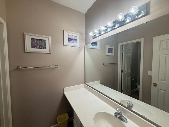 Building Photo - 606 River Oaks Dr