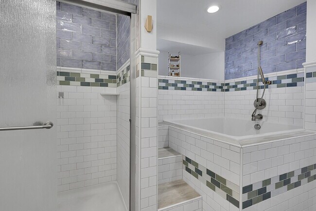 Building Photo - $1,900.00, 3-bed, 2 bath, located in Color...