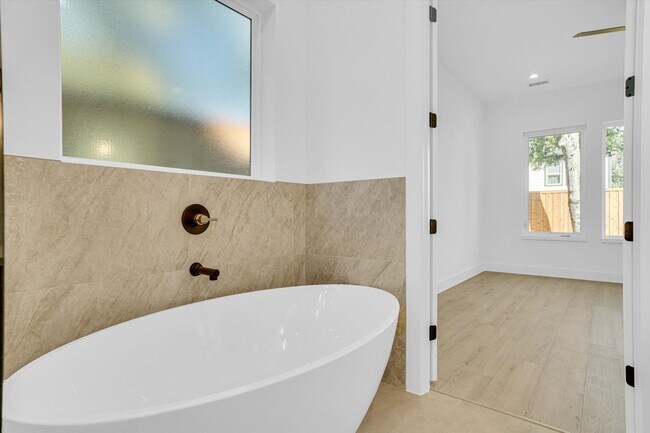 Building Photo - 1711 Nomas St